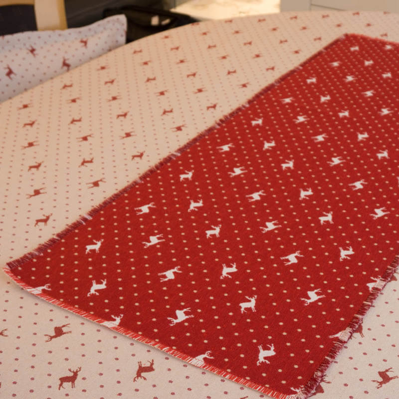 Tischläufer Hirsch mit Punkten beige auf rot lang Tischläufer Hirsch mit Punkten beige auf rot lang