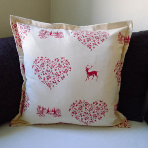Kissenhülle Hirsch mit Herzen rot auf creme 60x60cm