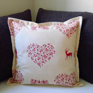 Kissenhülle Hirsch mit Herzen rot auf creme 50x50cm