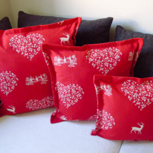 Kissenhülle Hirsch mit Herzen creme auf rot 3 Kissen Varianten