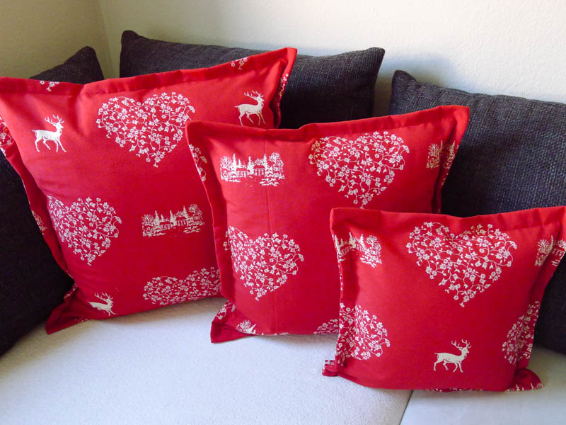 Weihnachtskissen Elch Herz rot creme (3 von 17) Kissenhülle Hirsch mit Herzen creme auf rot 3 Kissen Varianten