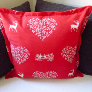 Kissenhülle Hirsch mit Herzen creme auf rot 60x60cm