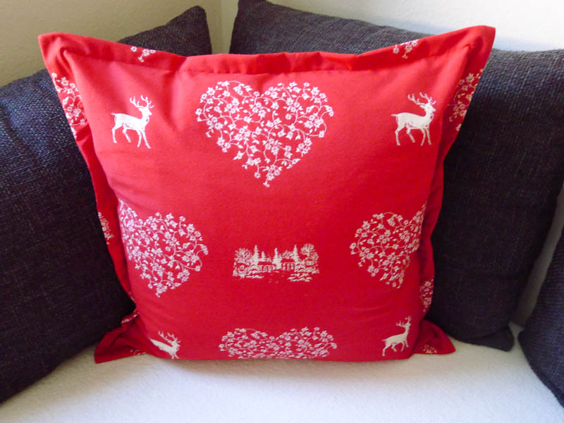 Weihnachtskissen Elch Herz rot creme (5 von 17) Kissenhülle Hirsch mit Herzen creme auf rot 60x60cm