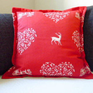 Kissenhülle Hirsch mit Herzen creme auf rot 50x50cm