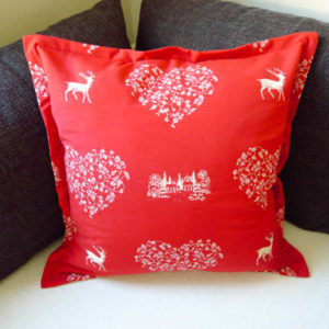 Kissenhülle Hirsch mit Herzen creme auf rot 1 Kissen