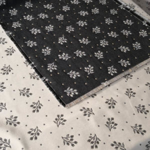 Tischläufer Zweige Creme mit grauem Hintergrund auf Tischdecke