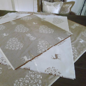 Weihnachtsbaumdecke Hirsch und Herzen beige und creme Wendedecke