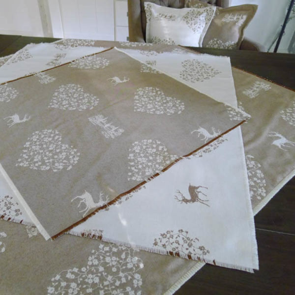 Weihnachtsbaumdecke Hirsch und Herzen beige und creme Wendedecke