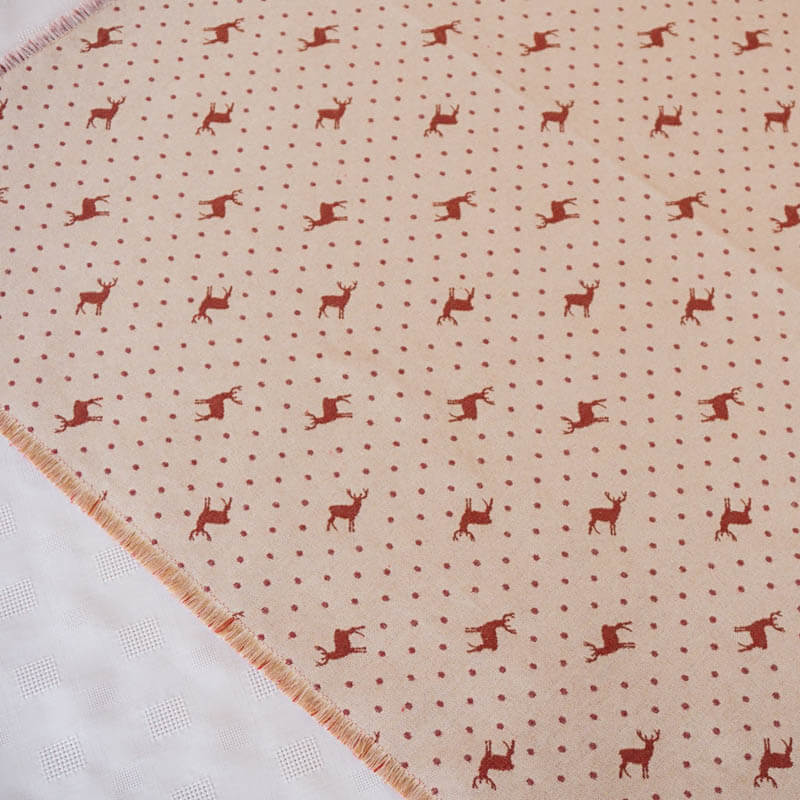 Weihnachtsbaumdecke mit Hirschen in beige Weihnachtsbaumdecke mit Hirschen in beige