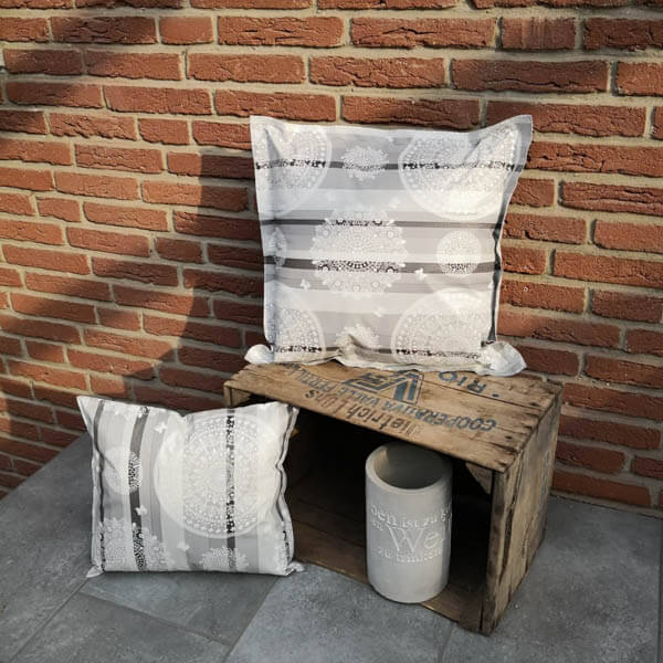 Gartenkissen grau gestreift mit Ornamenten_Shop_3_klein Gartenkissen grau gestreift mit Ornamenten 50x50cm