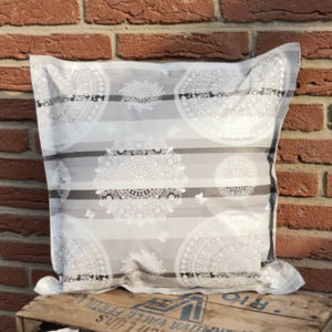 Gartenkissen grau gestreift mit Ornamenten 50x50
