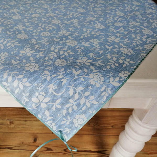 Mitteldecke Blau mit weißen Blumenranken Mitteldecke Blau mit weißen Blumenranken