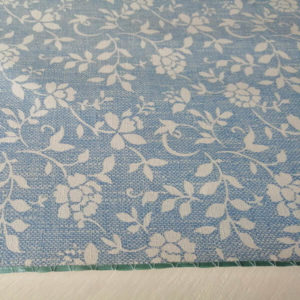 Mitteldecke Blau mit weißen Blumenranken Ziernaht