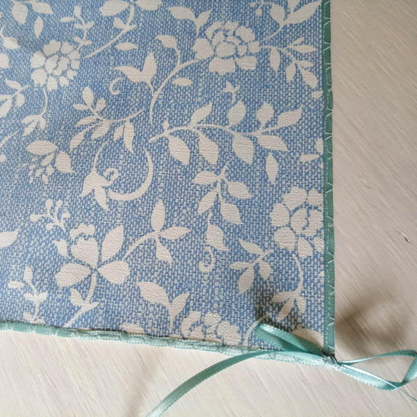 Mitteldecke Blau mit weißen Blumenranken Schleifchen Mitteldecke Blau mit weißen Blumenranken Schleifchen