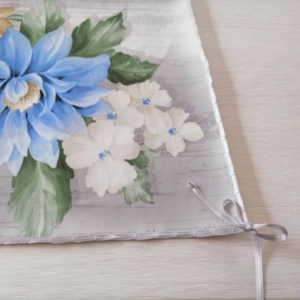 Mitteldecke Blumenbouquet Ecke mit Schleife