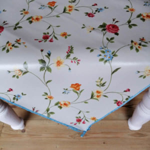 Mitteldecke Sommer - Streublümchen auf beige auf dem Tisch