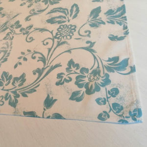 Mitteldecke weiß mit blauen Ornamenten Naht