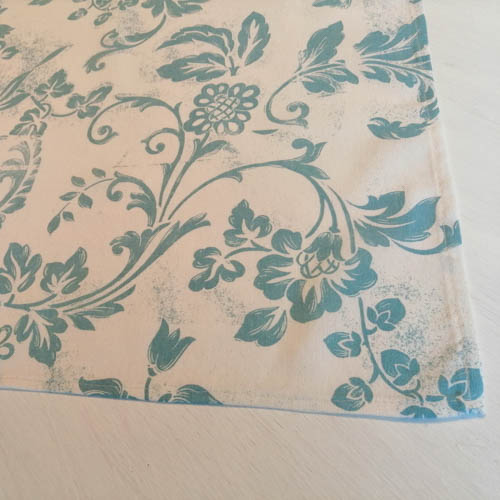 Mitteldecke weiß mit blauen Ornamenten Naht Mitteldecke weiß mit blauen Ornamenten Naht