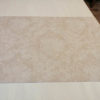 Tischläufer Beige mit weißen Blütenranken Closeup