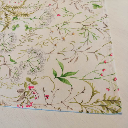 Wiesenblumen Mitteldecke aus Beschichteter Baumwolle Wiesenblumen Mitteldecke aus Beschichteter Baumwolle