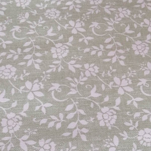 Meterware grün mit weißen Blumenranken