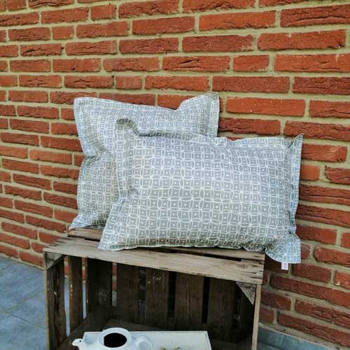 Outdoor Kissen Grau mit weißen Punkten verschiedene Größen Outdoor Kissen Grau mit weißen Punkten verschiedene Größen