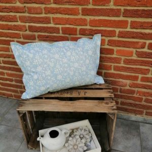 Outdoorkissen Blau mit weißen Blumenranken 40x60cm