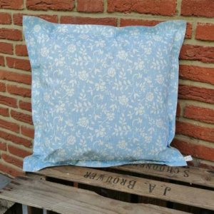 Outdoorkissen Blau mit weißen Blumenranken 50x50cm
