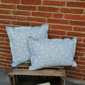 Outdoorkissen Blau mit weißen Blumenranken 2 Größen