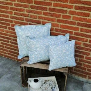 Outdoorkissen Blau mit weißen Blumenranken 3 Größen