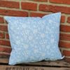 Outdoorkissen Blau mit weißen Blumenranken klein