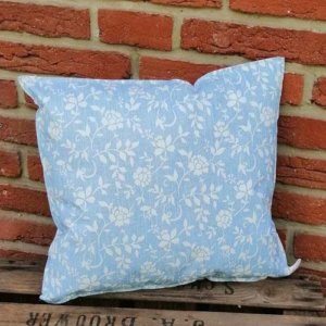 Outdoorkissen Blau mit weißen Blumenranken klein
