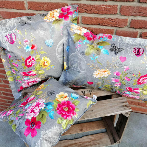 Geschenkideen zum Muttertag - Wachstuchkissen Outdoorkissen Grau mit pinken Blumen