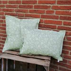 Outdoorkissen Grün mit weißen Blumenranken 2 Größen