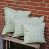 Outdoorkissen Grün mit weißen Blumenranken 3 Größen