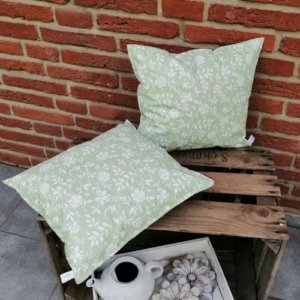 Outdoorkissen Grün mit weißen Blumenranken 2 kleine Kissen