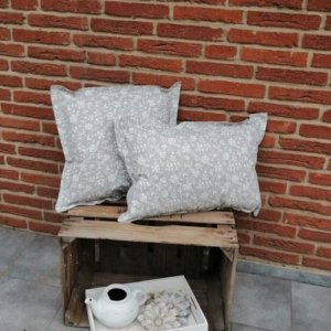 Outdoorkissen grau mit weißen Blumenranken 2 Kissen