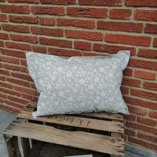 Outdoorkissen grau mit weißen Blumenranken 40x60cm Outdoorkissen grau mit weißen Blumenranken 40x60cm