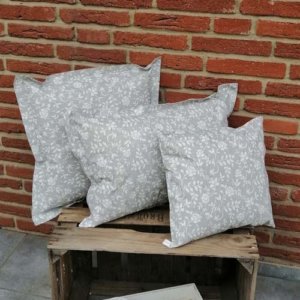 Outdoorkissen grau mit weißen Blumenranken 3 Größen