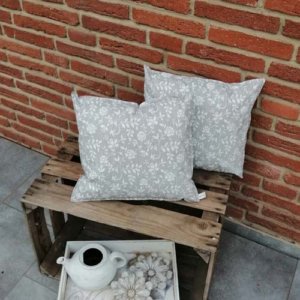 Outdoorkissen grau mit weißen Blumenranken 2 kleine Kissen