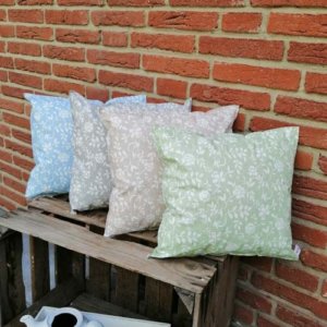 Outdoorkissen mit weißen Blumenranken