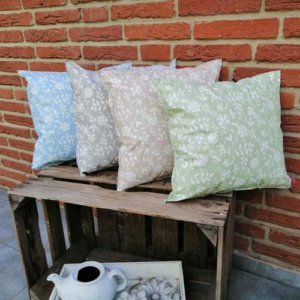 Outdoorkissen mit weißen Blumenranken 4 Farben