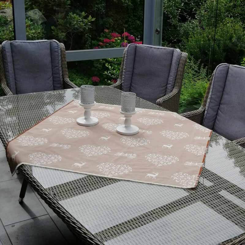 Hirsch mit Herzen beige_Mitteldecke Hirsch mit Herzen beige_Mitteldecke