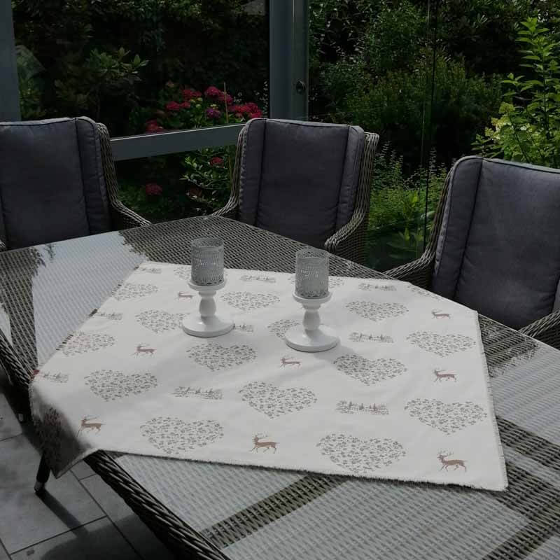 Hirsch mit Herzen creme_Mitteldecke Mitteldecke Herz und Hirsch