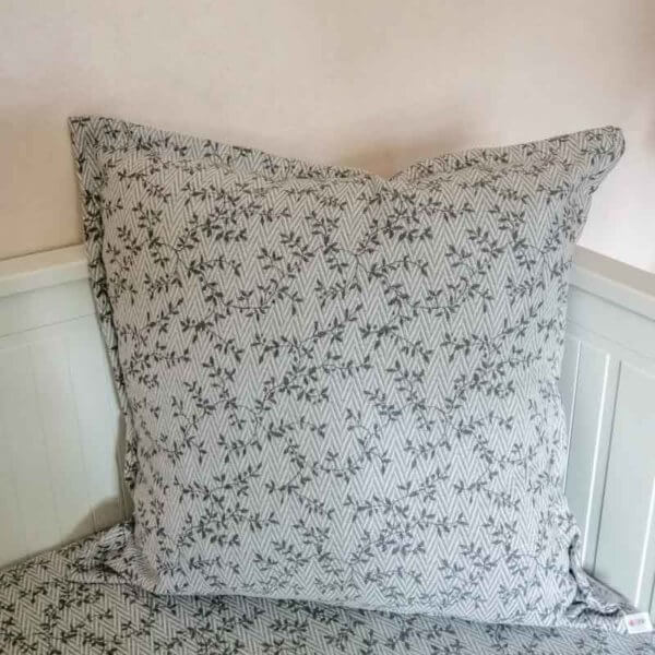 Kissenbezug Ranken aus Jacquard in hellgrau 60x60cm