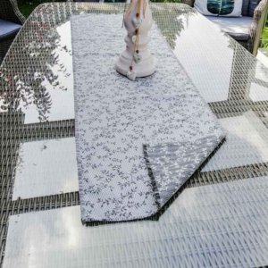 Blätterranken Tischläufer aus Jacquard hellgrau