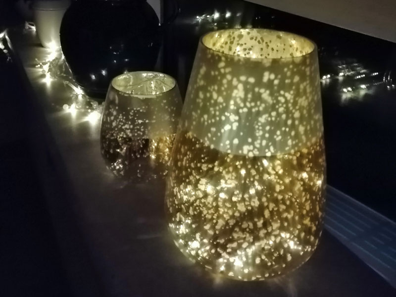 Goldene Lichter als Weihnachtsdeko