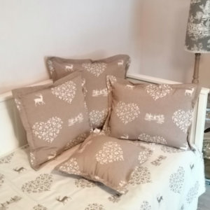 Kissenhülle Hirsch mit Herzen creme