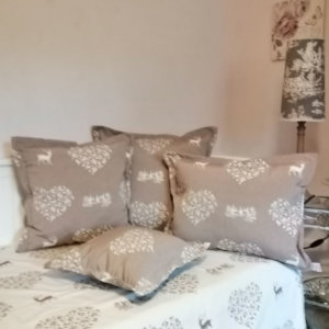 Kissenhülle Hirsch mit Herzen 4 Größen