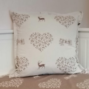Kissenhülle Hirsch mit Herzen creme 60x60cm